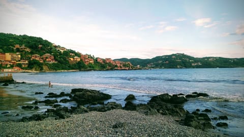 Beach nearby, sun loungers, beach towels