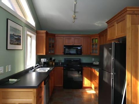 Private kitchen | Fridge, microwave, oven, stovetop