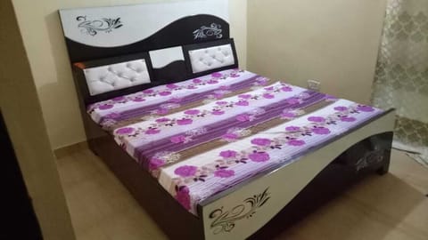 2 bedrooms, in-room safe, iron/ironing board, bed sheets