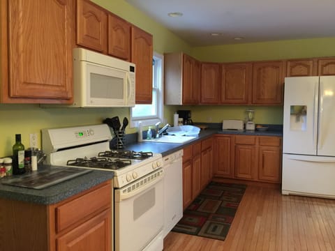 Private kitchen | Fridge, microwave, oven, stovetop