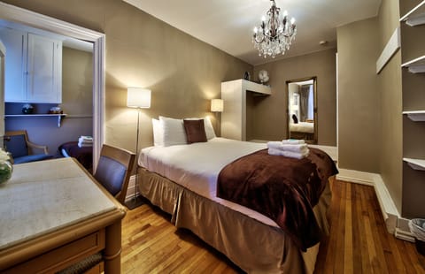 Suite Frontenac - Bedroom 1 of 2 with Queen Bed 