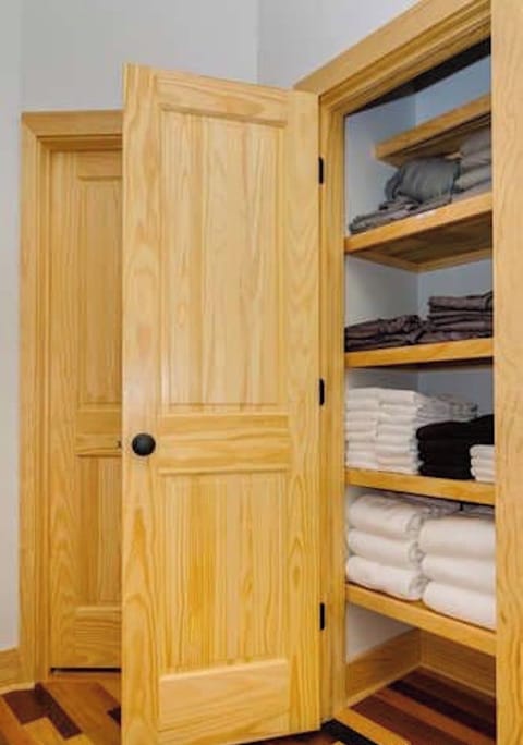 Yes, we have linens!