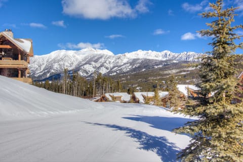 Moonlight Basin Home - Ski-in/out from the Door! Breathtaking Silver Star Chalet House in Big Sky