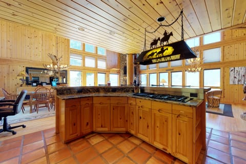 Beautiful cabin with mountain view, hot tub & luxury kitchen House in Silverthorne