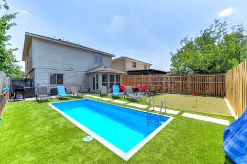Pool, putting green, firepit, loungers, Grill.  What more could you ask for?!?!