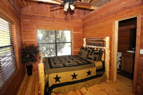 Bedroom#1: Custom log queen bed, 500+ thread count bed sheets, en suite bath w/jacuzzi tub