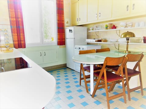 Villa Amélie Paris France.Well equiped kitchen. Seats 4.