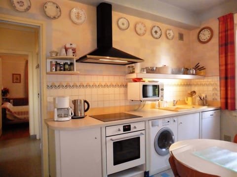 Villa Amélie Paris France. Well equiped kitchen. Cuisine tout confort.