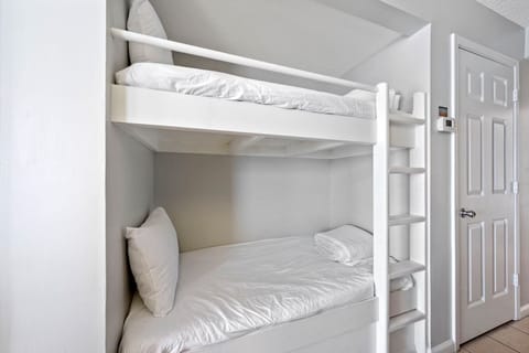 21 Tradewinds 901 Hall Bunks