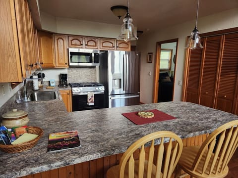 Fully equipped kitchen, brand new stainless steel appliances, counter seating