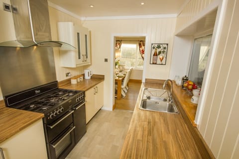 Main kitchen with range cooker