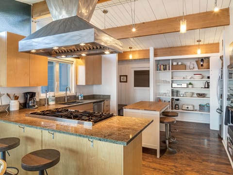 Fully stocked, open, and modern kitchen with Viking Professional appliances and All-Clad cookware.