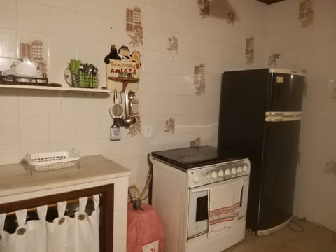 Fridge, oven, stovetop, cookware/dishes/utensils