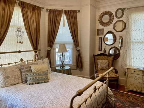 Ivory Pearl Suite has a QUEEN SIZE bed with fine linens and great pillows!
