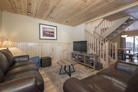 Living area | Flat-screen TV, fireplace