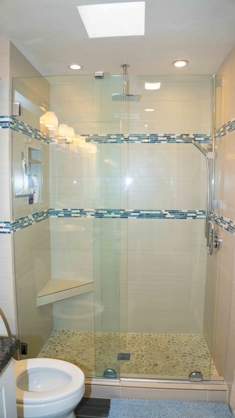 Combined shower/tub, hair dryer, towels, soap