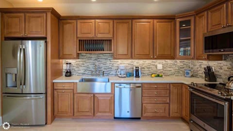 The newly renovated kicthens offer stainless steel appliances...