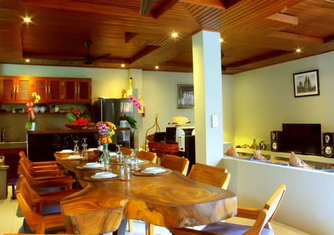 Dining, kitchen & lower common area with TV