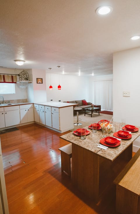 Private kitchen | Fridge, microwave, oven, stovetop