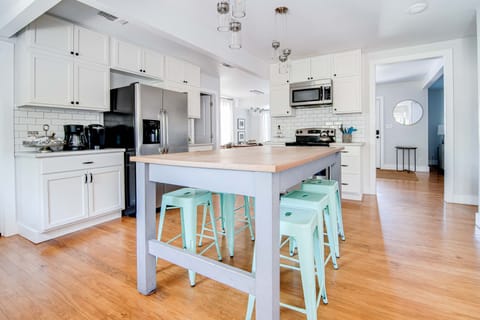 Large, eat-in kitchen with island seating for 6 people