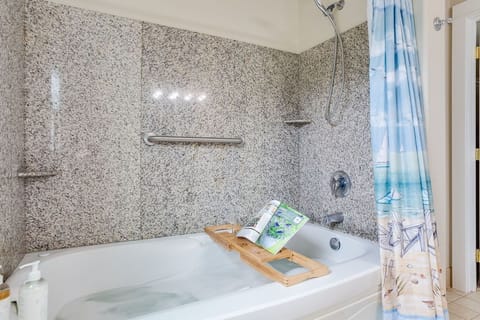 Combined shower/tub, jetted tub, hair dryer, towels