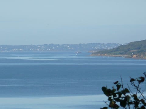gîte de gouelet-ker, dans la brume d'une chaude journée : la presqu'ile de Crozon