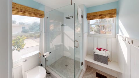 Combined shower/tub, hair dryer, towels