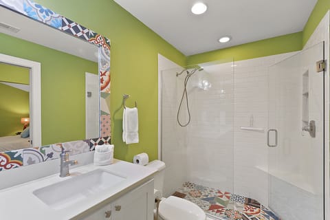 Combined shower/tub, hair dryer, towels