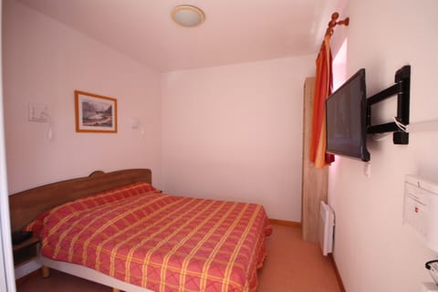 2 bedrooms, iron/ironing board, cribs/infant beds, free WiFi