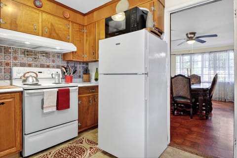 Brand new mini dishwasher, insta hot water tap at sink for tea or coffee.