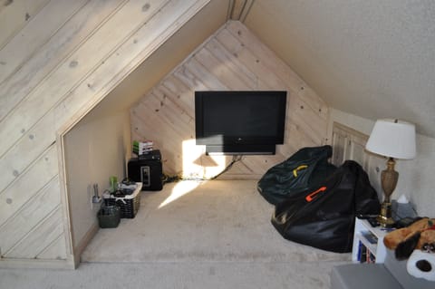 Loft with Xbox One, cable TV, and space for 6+