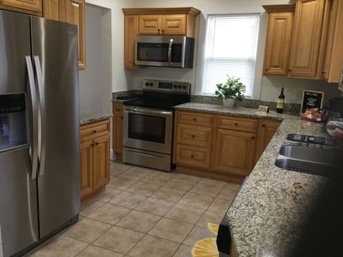 Beautiful kitchen with Granite Counter Tops and New Stainless Appliances 