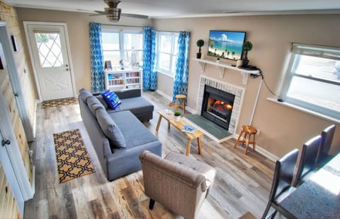 Open the windows to enjoy the fresh lake breeze!