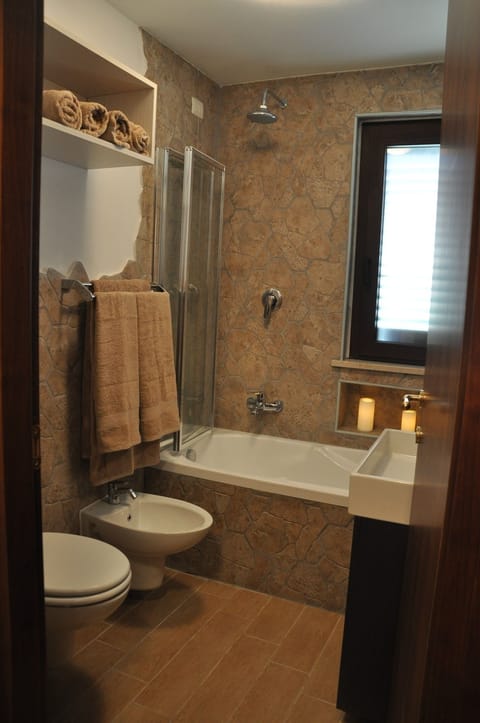 Combined shower/tub, hair dryer, bidet, towels