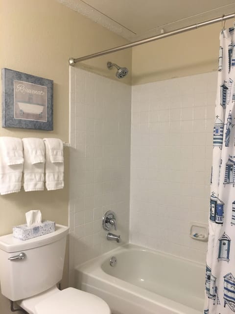 En-suite bathroom with classic tub/shower combination