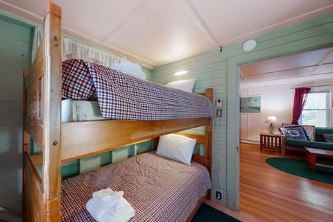 2 bedrooms, internet, bed sheets