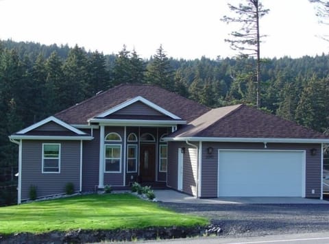 Kodiak Alaska Executive Modern Vacation Rental Home With Huge Heated Garage. 