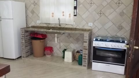 Fridge, oven, stovetop, cookware/dishes/utensils