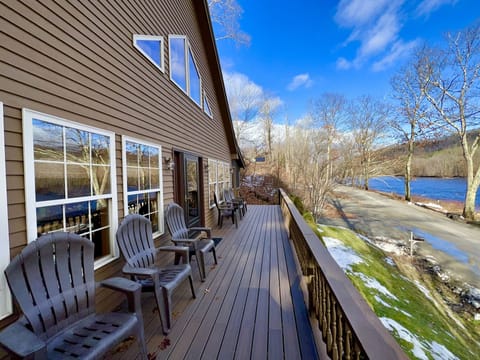 The Perfect Adirondack Getaway!
Riverfront cabin