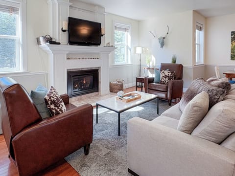 Living room with gas fireplace
