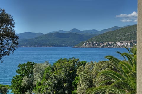 Beach nearby, sun loungers, beach towels