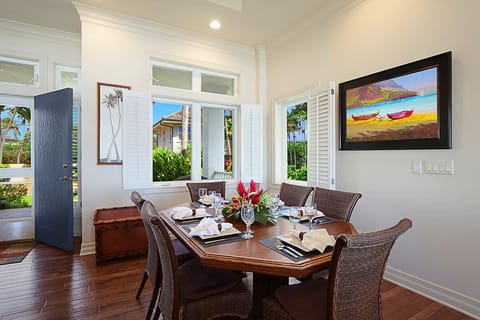 LIVING ROOM INTERIOR DINNING TABLE