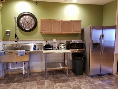 Full-size fridge, microwave, coffee/tea maker, toaster