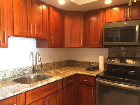 Private kitchen | Fridge, microwave, oven, stovetop