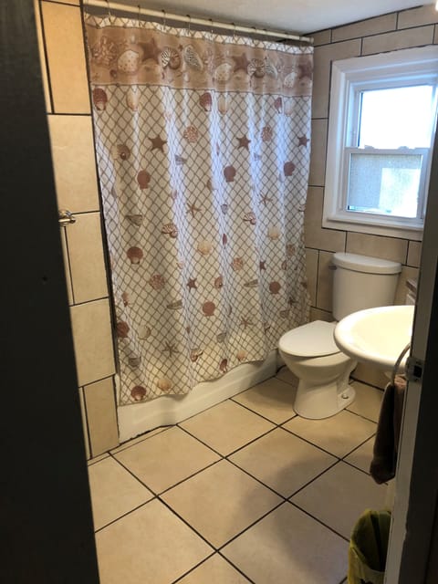 Combined shower/tub, towels, soap, toilet paper