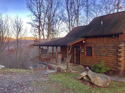 Mountaintop cabin in town. WiFi/Hot Tub/Fireplace/Satellite TV/Fire pit patio