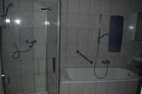 Combined shower/tub, towels, toilet paper