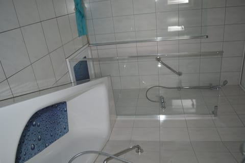 Combined shower/tub, towels, toilet paper