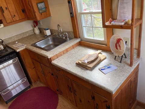 Fridge, oven, stovetop, coffee/tea maker