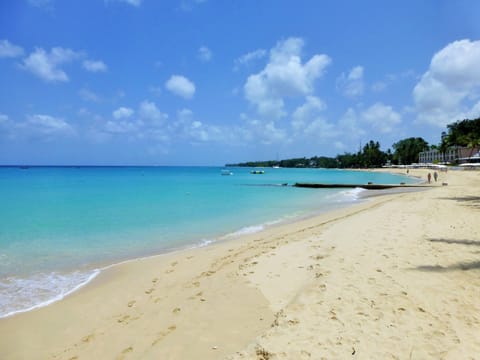 Beach nearby, sun loungers, beach towels